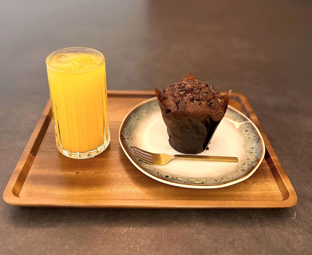 Fresh Juice + Muffin (25% off)