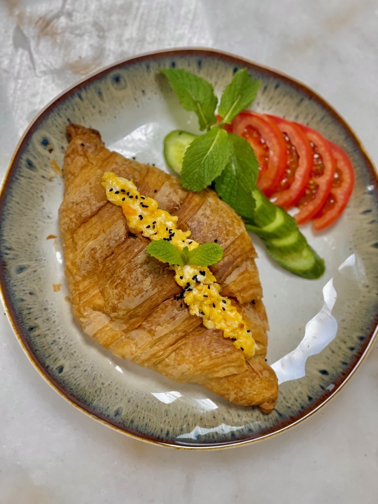 CROISSANT SCRAMBLED EGG